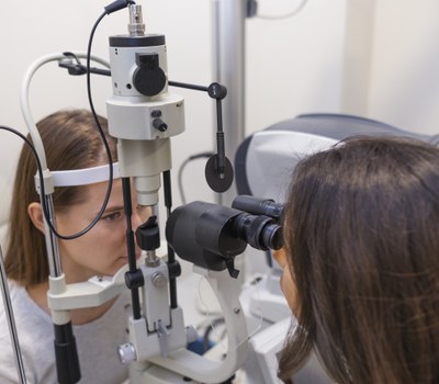 FEINA COM A ÒPTIC/A OPTOMETRISTA A FRANÇA