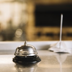 FEINA DE RECEPCIONISTA D'HOTEL A IRLANDA