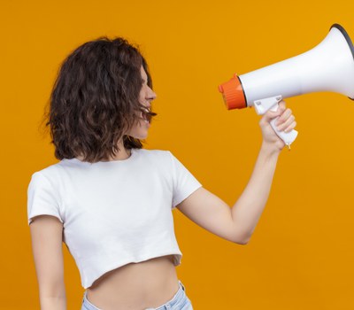 Projecte pilot per donar suport a xarxes de mitjans per a joves que produeixin contingut que convidi a reflexionar sobre l’actualitat mitjançant les xarxes socials i esdeveniments