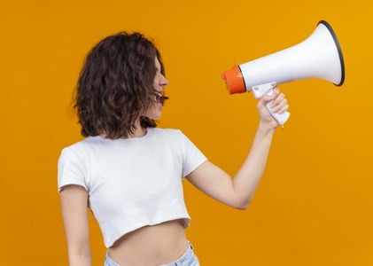 Projecte pilot per donar suport a xarxes de mitjans per a joves que produeixin contingut que convidi a reflexionar sobre l’actualitat mitjançant les xarxes socials i esdeveniments